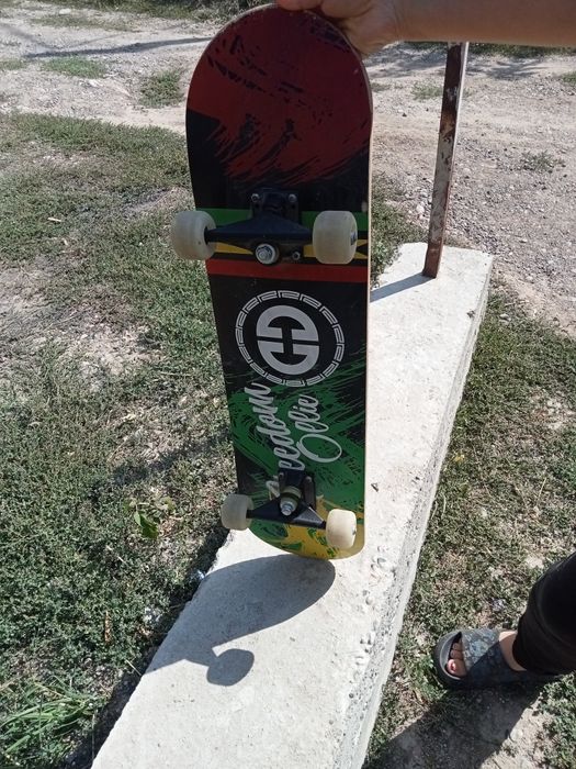 Продам черный скейтборд новый