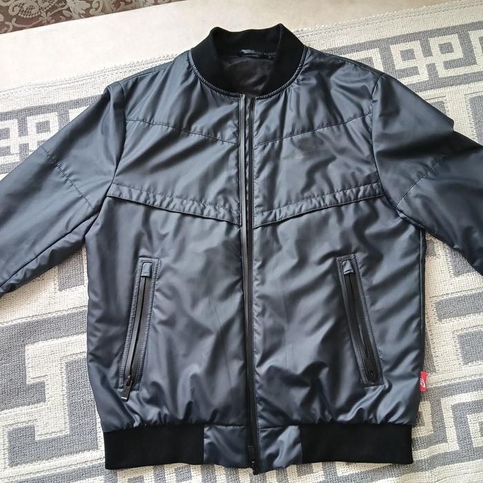 Ветровка продам...