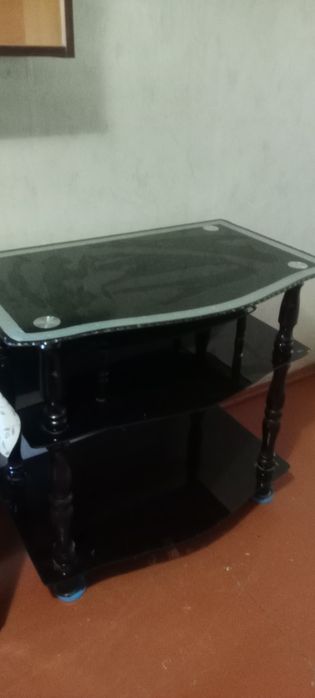 Стеклянный столик под телевизор