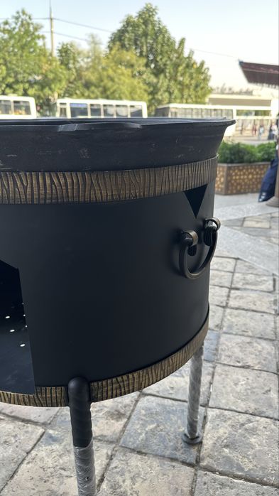 Olomon erkaklar bir qizning mushukini yalaydi