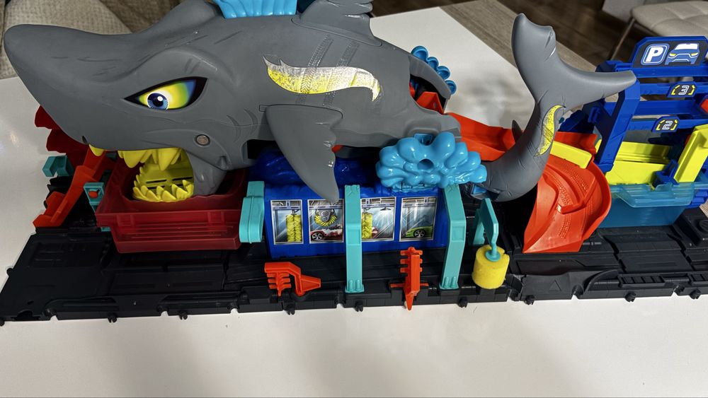 Vand jucarie Hot Wheels City Color Reveal Ultra Shark