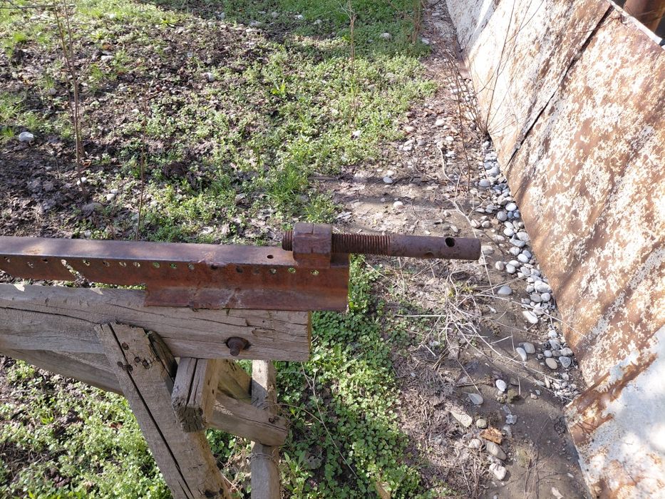 Диска кысатын темир