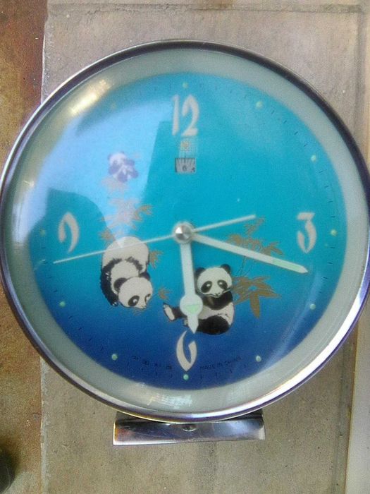 Механичен часовник- будилник от Китай с панда която си върти главата