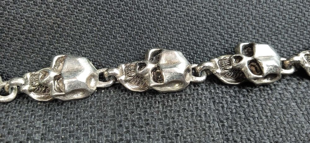 Масивна гривна с черепи 21 см сребриста