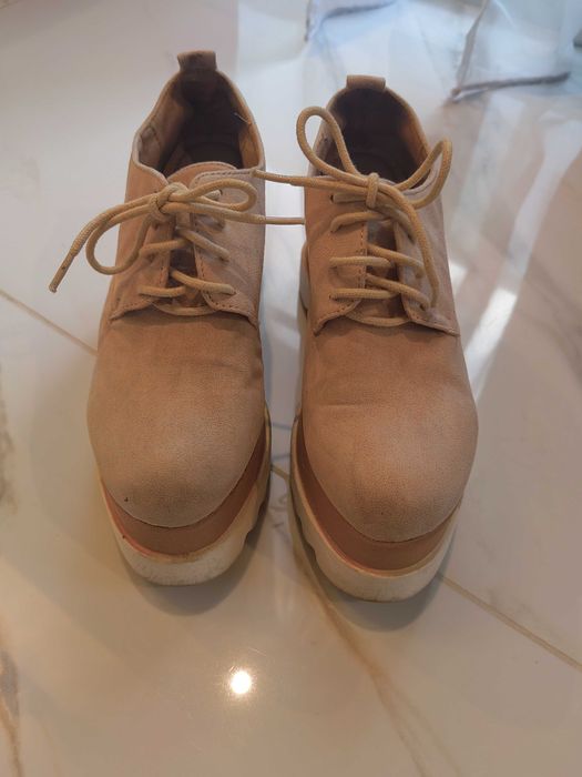 Обувки с платформа