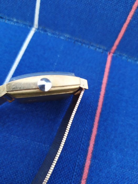 Позлатен швейцарски часовник