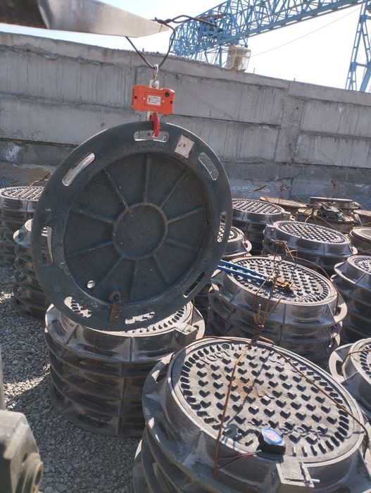 Люк на шарнире и замком