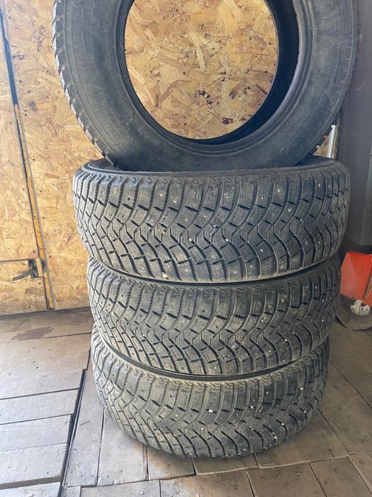 Продам зимнюю шипованную резину R16