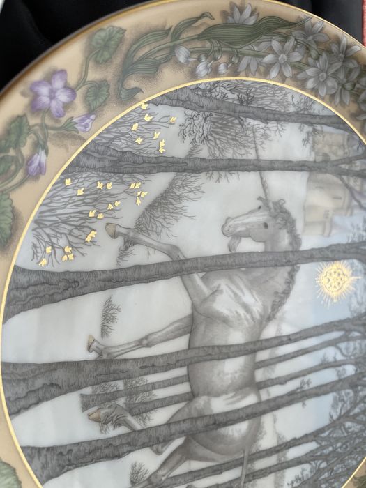 Superbe farfurii editie limitata din portelan pictat cu isertii din au