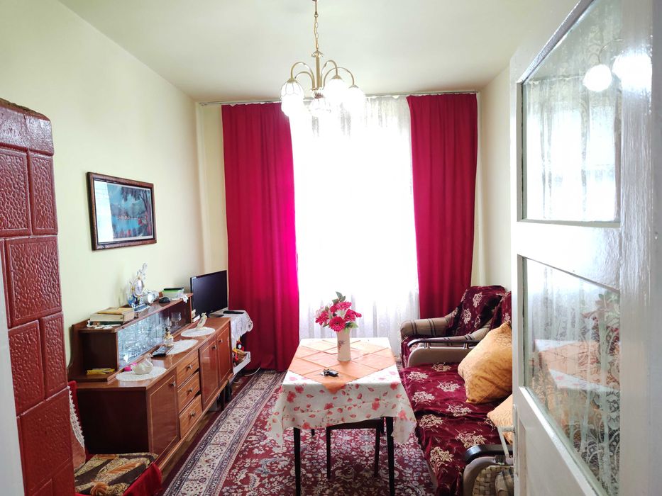 Vând apart 2 camere Lupeni