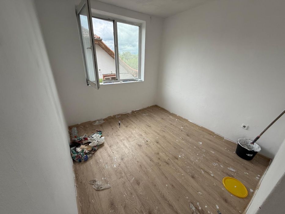 Garsoniera bradet, langa Castel