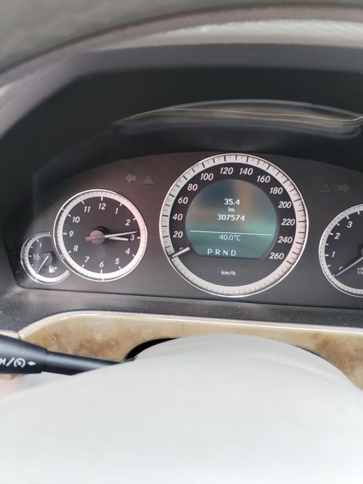 Продавам Мерцедес 212 Е 250 бензин комби 2010г.
