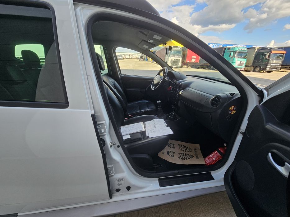 Dacia Duster Prestige 1.6 Benzina 105CP, 4x4 cu blocant AC, Piele  Senzori  Jante  Cârlig  Posibil Rate