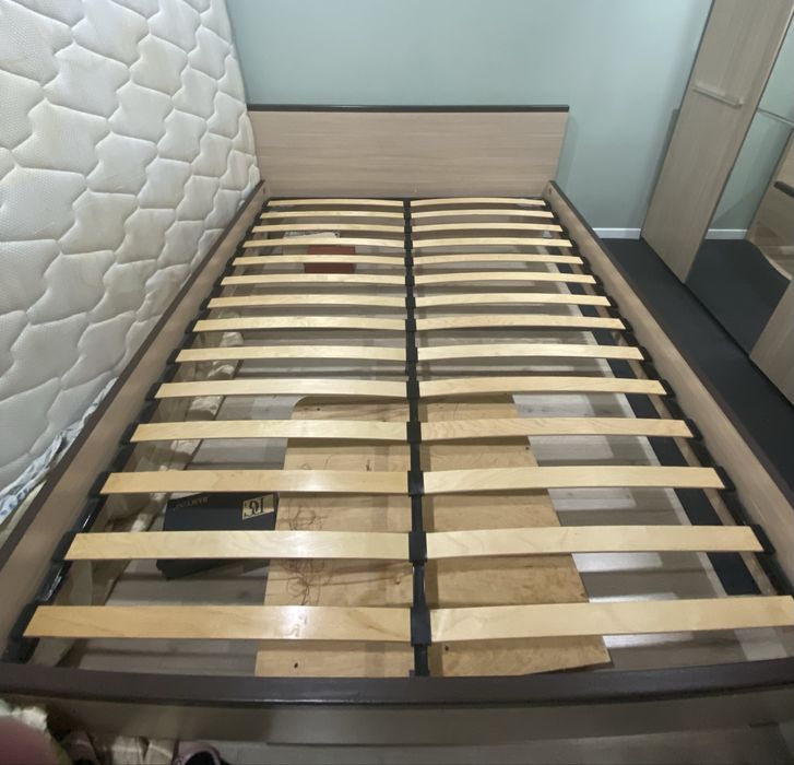 Кровать деревянная