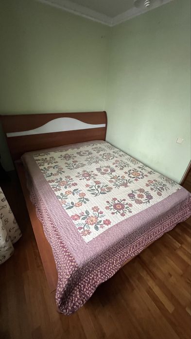 Двуспальная кровать из дерева