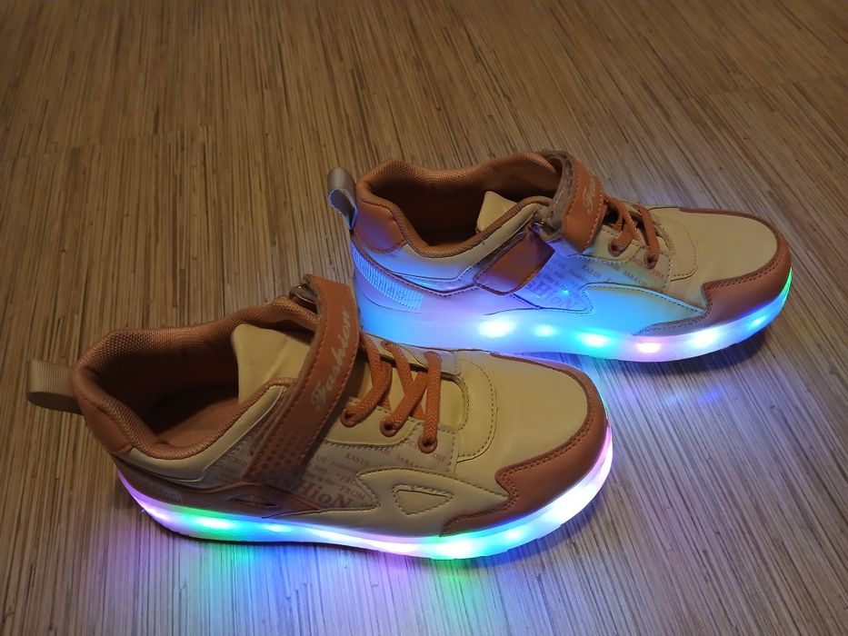 Светещи маратонки с колелца, размер 38