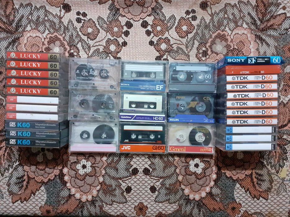 Casete audio cu muzică disco, pop, tehno, rock, jazz, rytm & blues