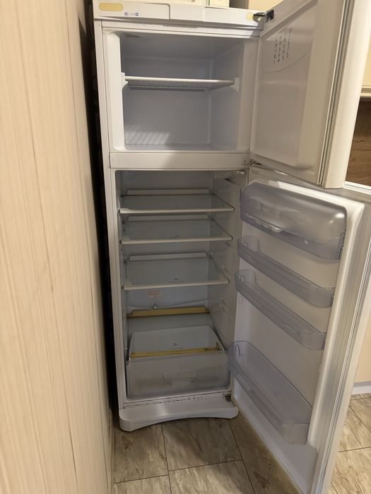 Хладилник Индезит и микровълнова