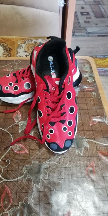 Кроссовки женские