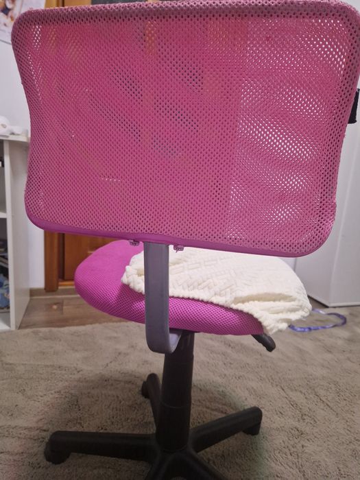 Scaun birou roz cu husă albă