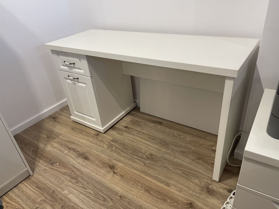 Birou alb, elegant, blat de 140x50cm, sisteme soft-close