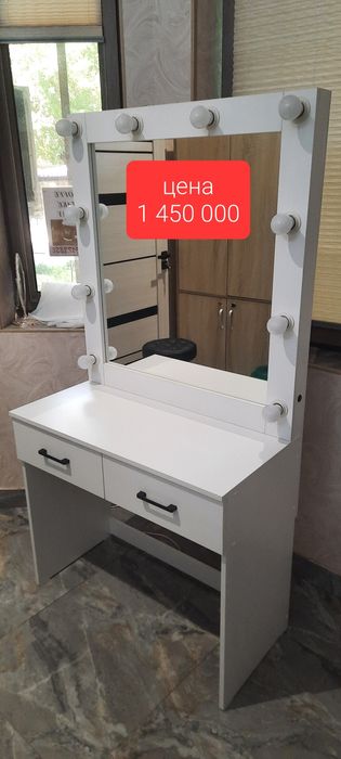 Зеркало с лампами на заказ