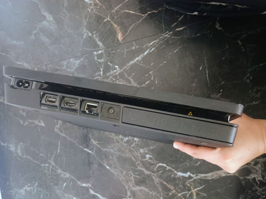 Play Station  4 slim