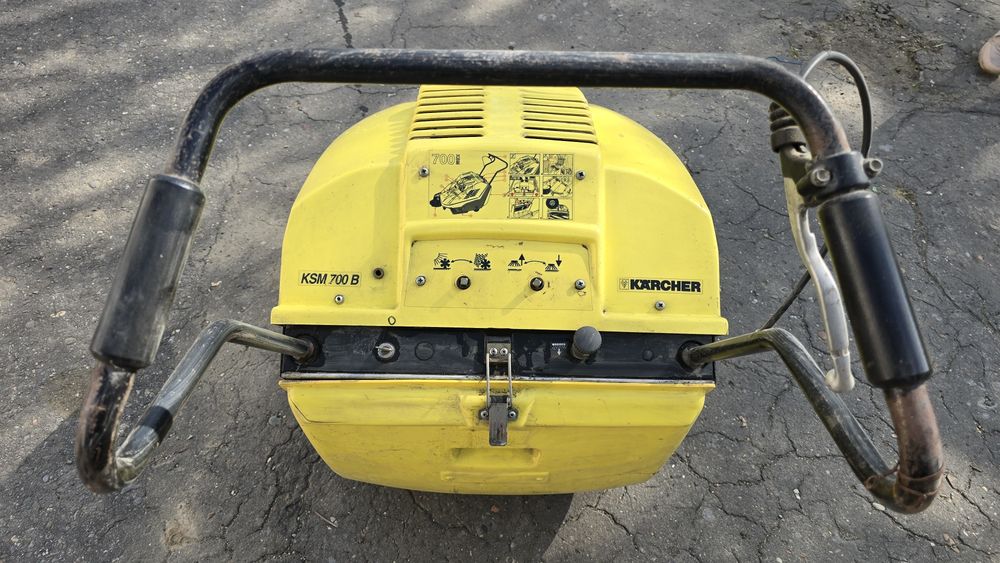 Vând aspirator de curte Karcher  KSM 700 B 2004