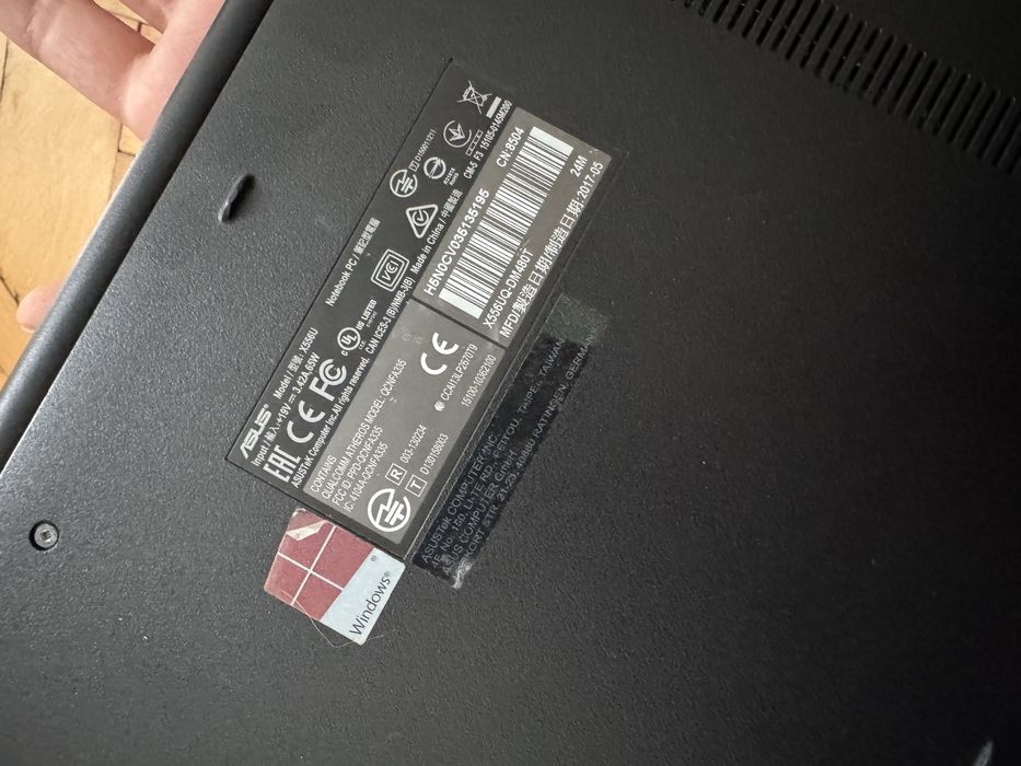 Laptop Asus x556u cu Windows 8