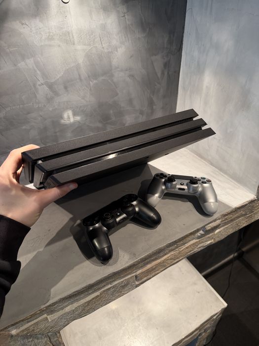 КАТО НОВ Ps4 Pro 1TB + 2 джойстика + Plants vs Zombies