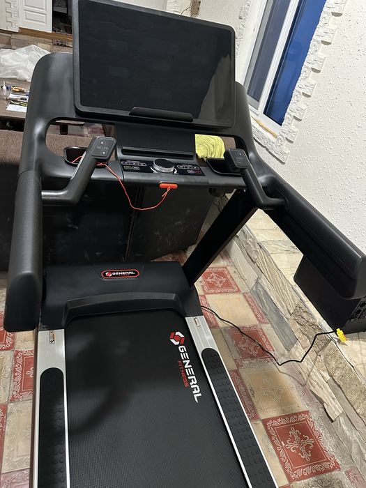 Профессиональная беговая дорожка / Professional yugurish yo‘lakchasi