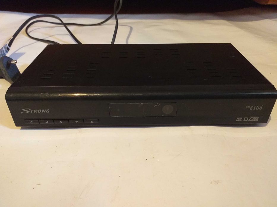 3 receiver/receptor satelit si cablu:STRONG 8106;‐HUMAX F1;Technisat