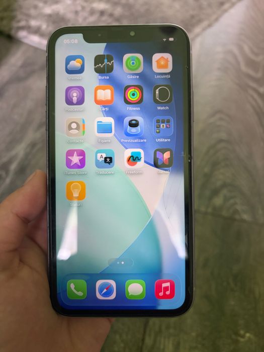 Vând iPhone 11 Purple în stare perfectă de funcționare. Prezintă mici zgârieturi remediabile, capacitate maximă a bateriei 71% și spatiu stocare 64 GB