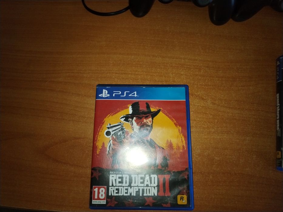 Продаю ps4, с 2 джойстиками, и 2 дисками