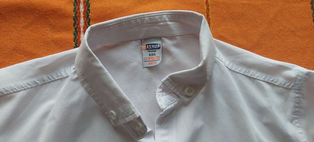 Мъжка бяла риза и два черни панталони