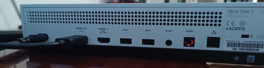 Xbox One S 500GB с 1 джойстик и диск