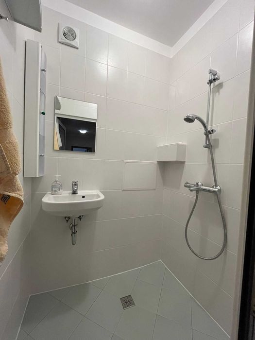 Дава под наем компактен тристаен апартамент в кв. Лозенец