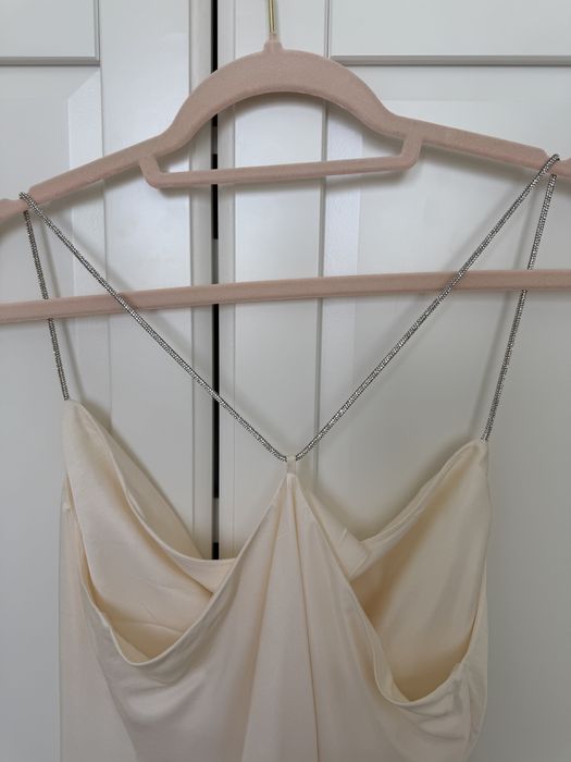 Бял и черен сатенен потник с блестящи презрамки HM