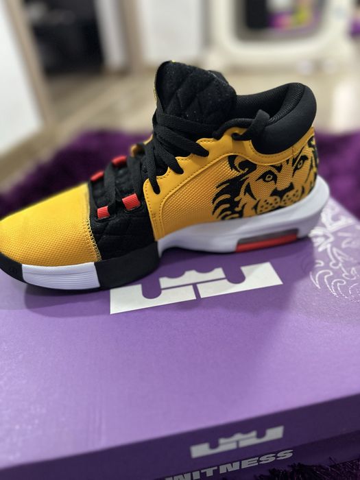 NIKE Lebron WitnessVlll  NR 42,5 NOI Originali