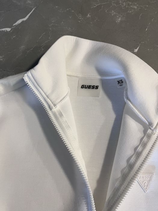 Нов екип Guess - бял