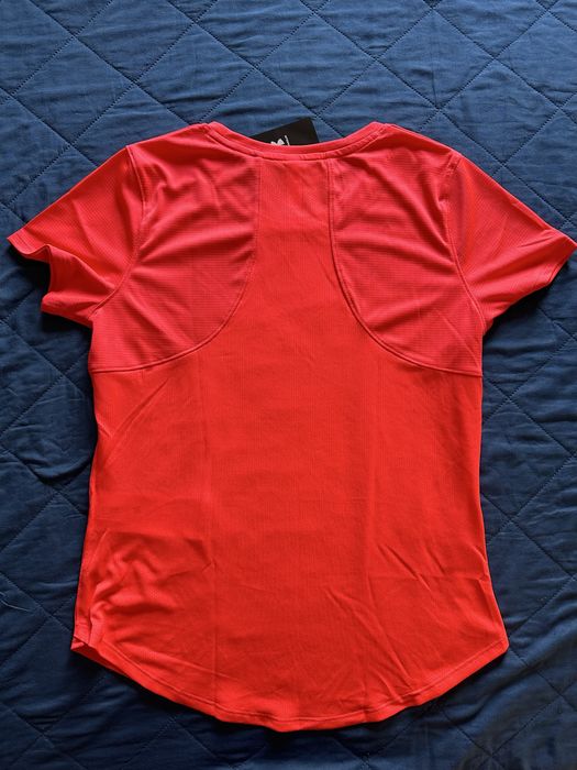 Спортна тениска UNDER ARMOUR