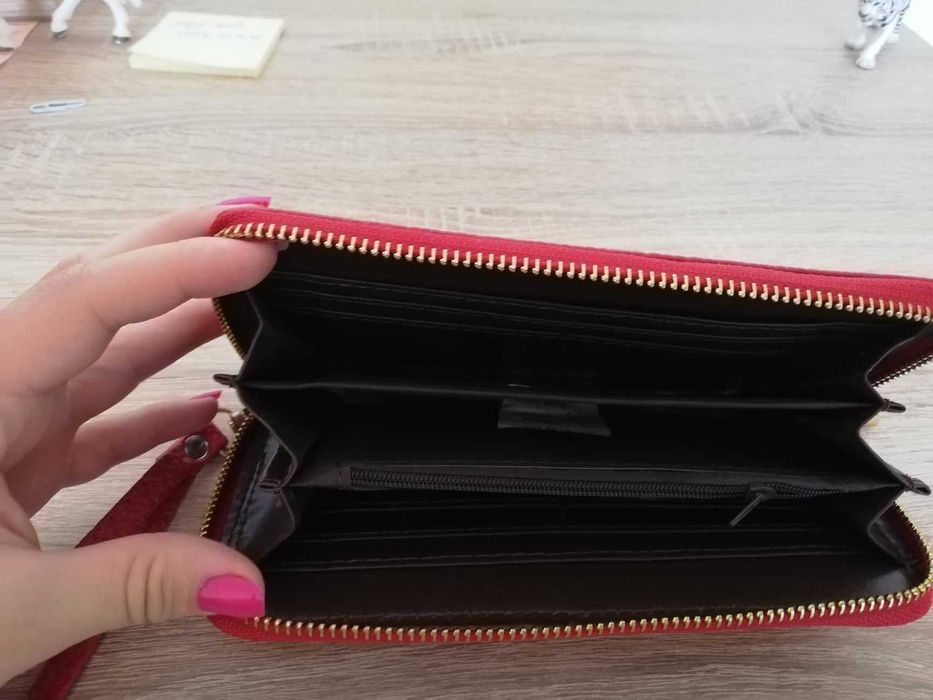 Дамско червено портмоне