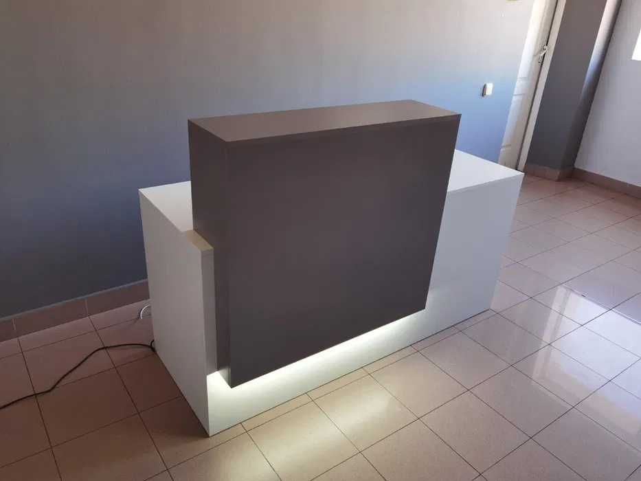 Стойки ресепшн для офиса, салона красоты, магазина, кафе