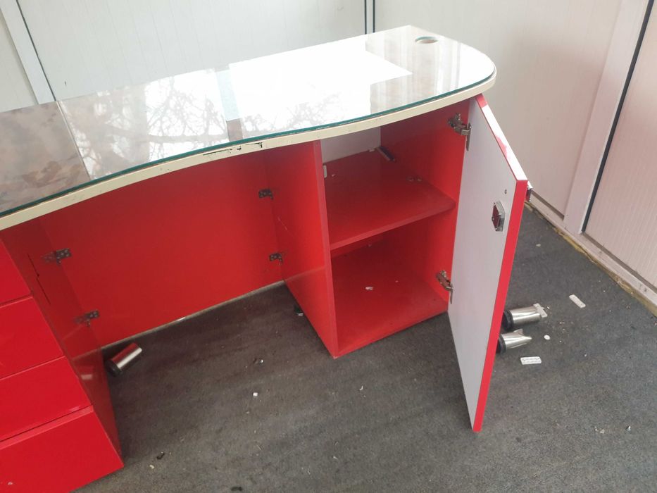 Продаётся маникюрный стол