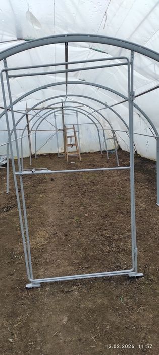 Оранжерия с размери 10х3х2.10 метра.