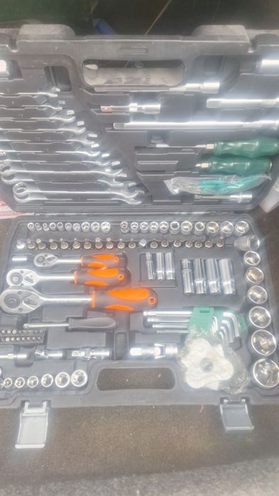 Продам набор ключей новые