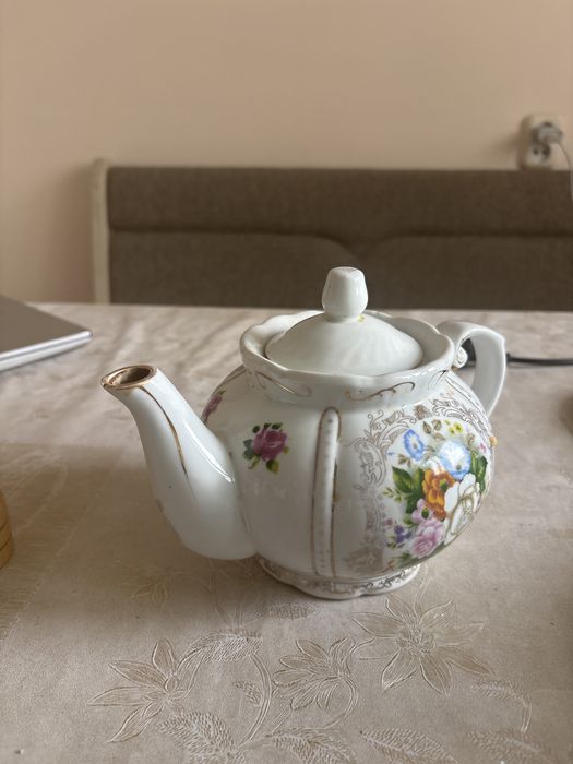 Продам фарфоровый чайник