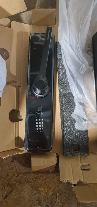 Incuietoare inteligenta cu aplicație