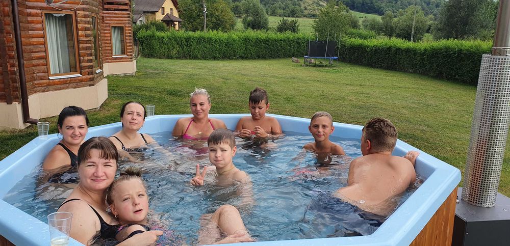 Cabane de inchiriat cu ciubar 24pers. 16 in 8 camere,sau 8 pers.in 4