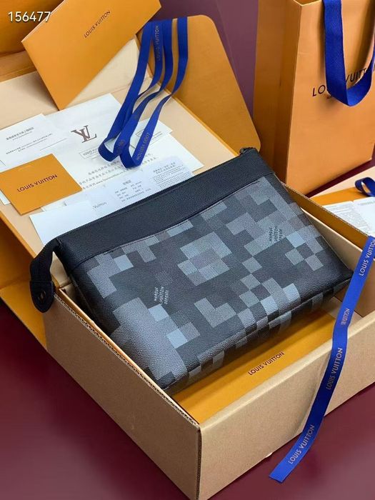 Чанта Louis Vuitton Takeoff Pouch